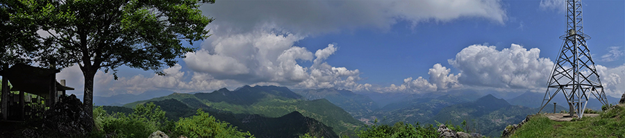 Vista panoramica dalla cima del Monte Zucco (1232 m) verso le Orobie di Val Brembana